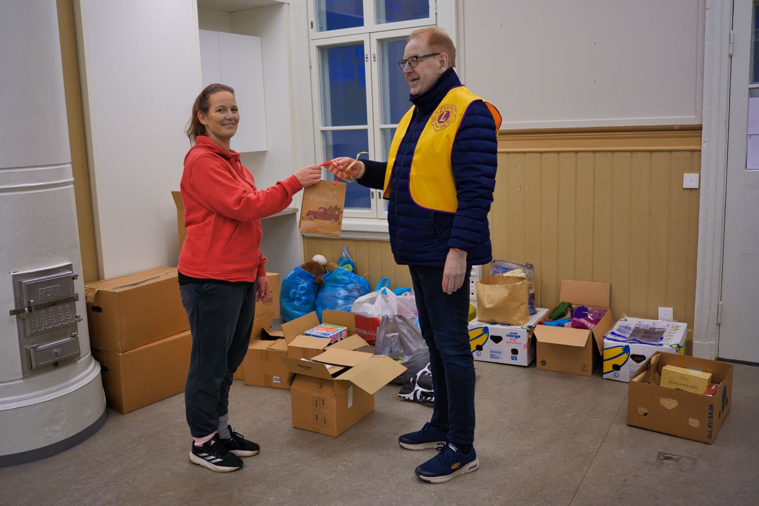 Lions Club Ekenäs president överräcker donation till Raseborgs Julhjälp 2024