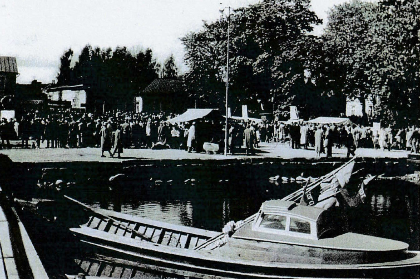 Den första loppmarknaden på Fisketorget