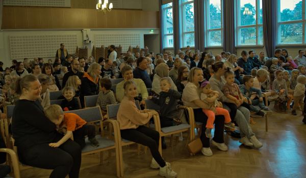 Hej Mumin-konsert 27.10.2024 i Seminarieskolans aula (foto: Henry Andersson)