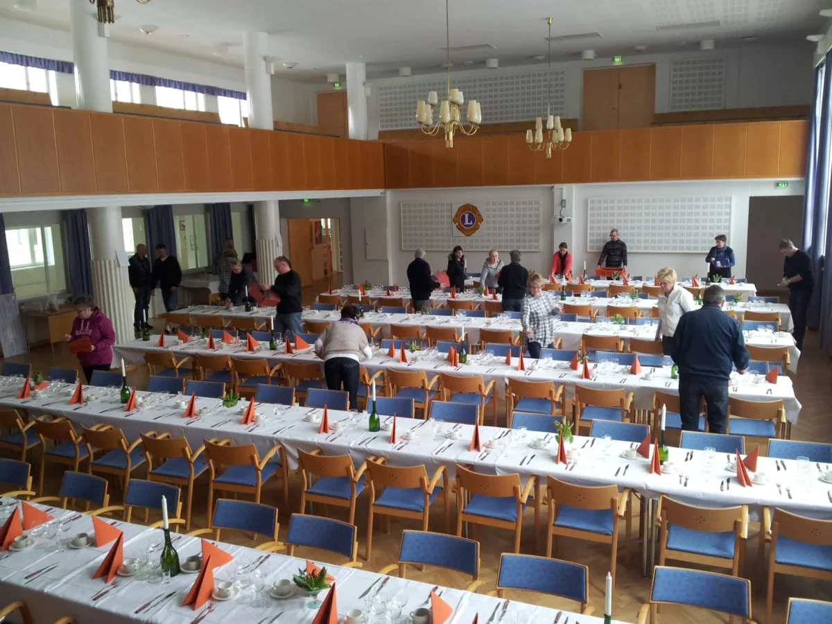Seminarieskolans aula ställs i ordning för Vårsupén (foto: arkiv)