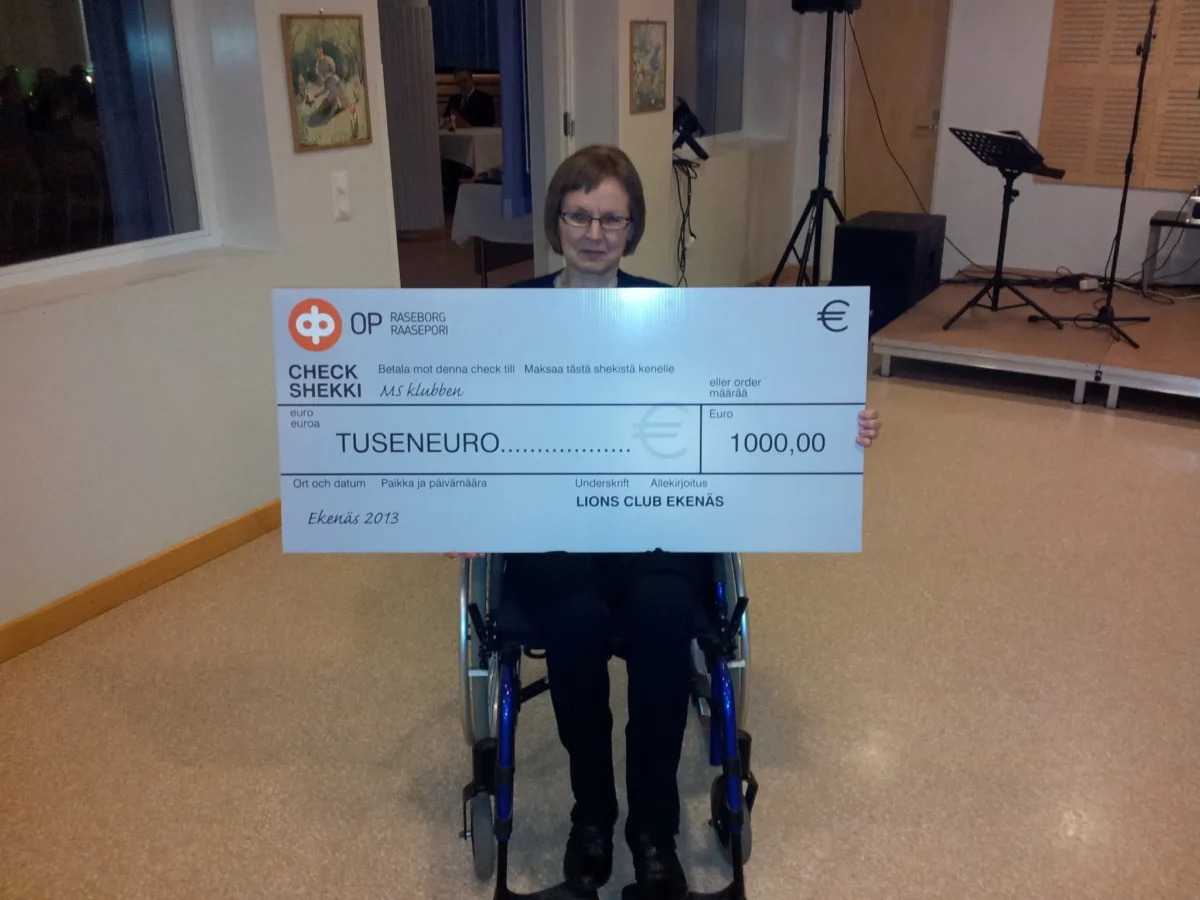 År 2013 donerade Lions Club Ekenäs 1000€ åt MS klubben i samband med Vårsuén (foto: arkiv)
