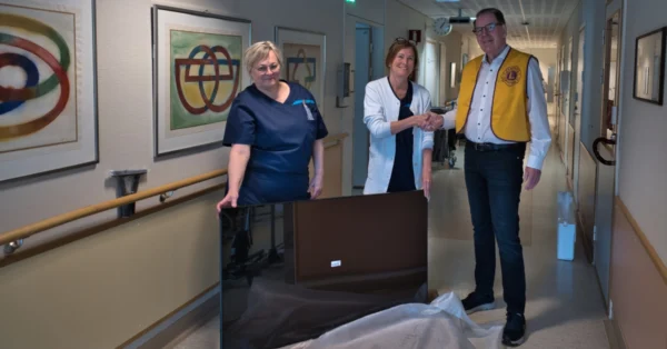 Klubbens president överräcker TV till samlingsrummet på bäddavdelningen RAV1 (Raseborgs avdelning 1) (foto: Henry Andersson)