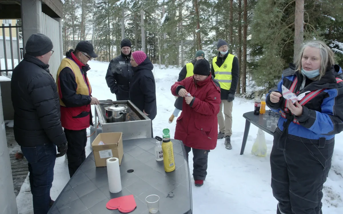 Grillkorven smakar för deltagarna i zonaktiviteten på Rosviks lägergård (foto: arkiv)