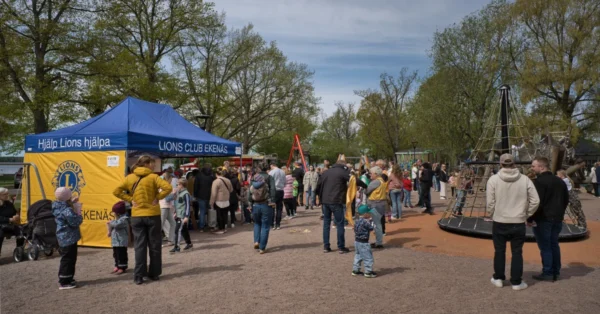 Folket börjar strömma till Barnens dag (foto: Henry Andersson)