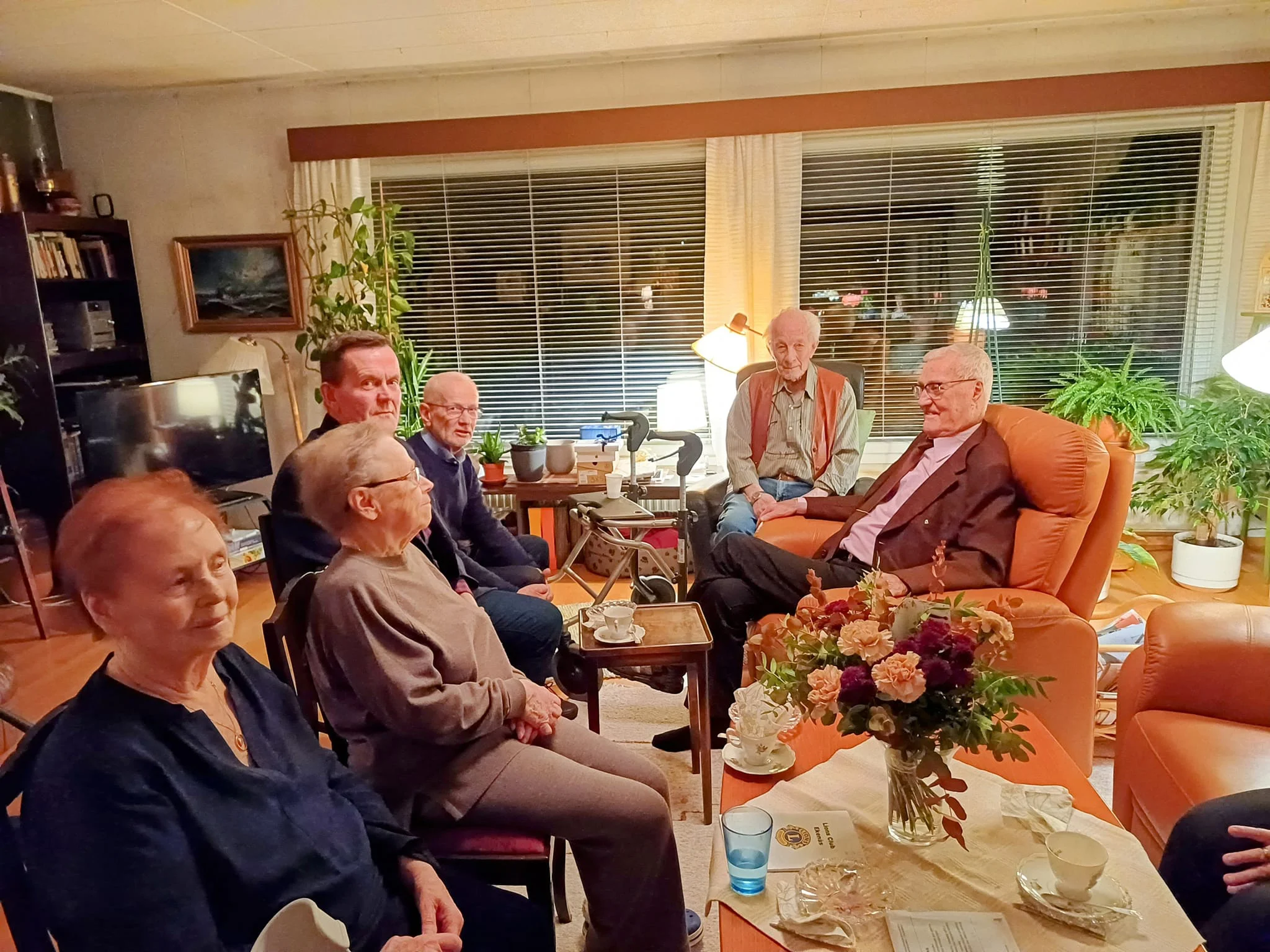 På bilden från vänster: lady Margareta Wikström, Gun-May Aura, klubbens president Ari Valtonen, Ingmar Aura, jubilaren Eric Wikström, Jojje Holmström med lady Maj-Lis (foto: Sven Sundström)