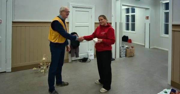 Lions Club Ekenäs president Kim Jansson överräcker köpkort till Raseborgs julhjälp 2025 (foto: Henry Andersson)