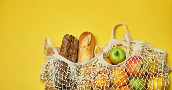 En kass med matvaror (foto: Freepik)