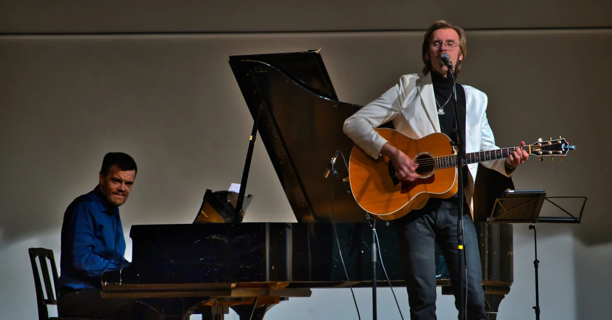 Thomas Enorth spelar på pianot och Philip Järvenpää sjunger och spelar gitarr på Nöjeskvällen 16.3.2024 (foto: Henry Andersson)