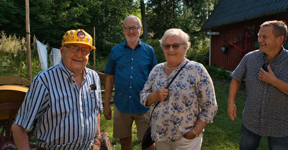 Sven, Kim Anita och Ari på besök hos Nalle Lindqvist i Skogböle 23.7.2025 (foto: Henry Andersson)