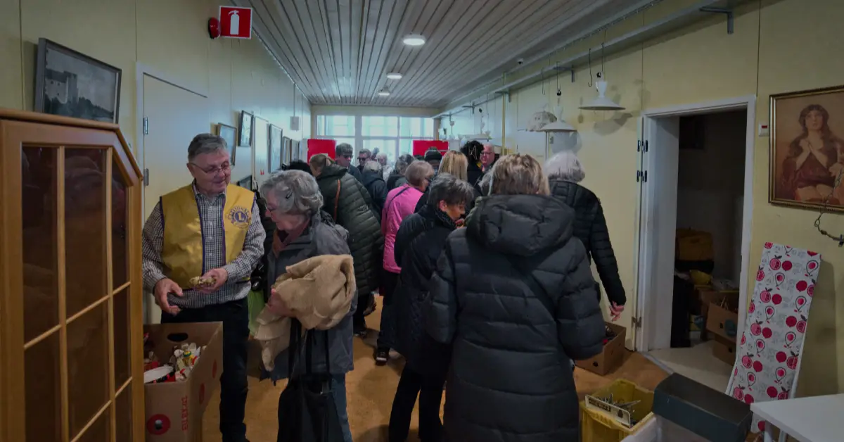 Många besöker på Lions Club Ekenäs slutloppis 21.3.2026 (foto: Henry Andersson)