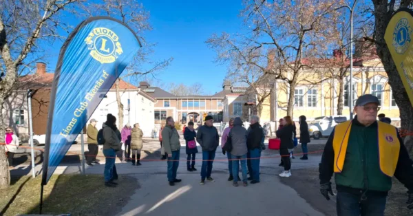 Besökare väntar på att Lions Club Ekenäs slutloppis öppnas 21.3.2026 (foto: Henry Andersson)