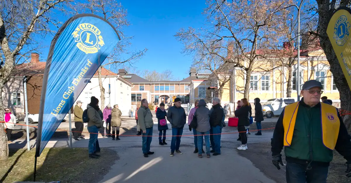 Besökare väntar på att Lions Club Ekenäs slutloppis öppnas 21.3.2026 (foto: Henry Andersson)