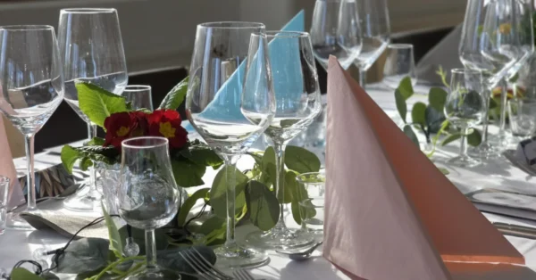 Uppdukat inför Lions Club Ekenäs vårsupé 7.3.2026 (foto: Jan Nieminen)