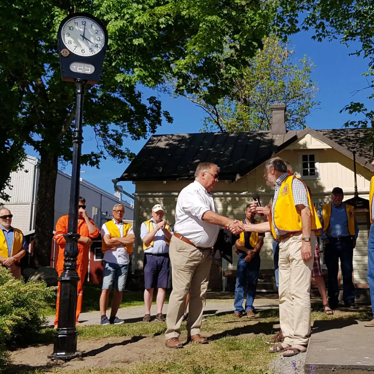 Avtäckning av klockan med temperaturmätare lördag 26.5.2018 vid Rådhustorget (foto: Jan Nieminen)