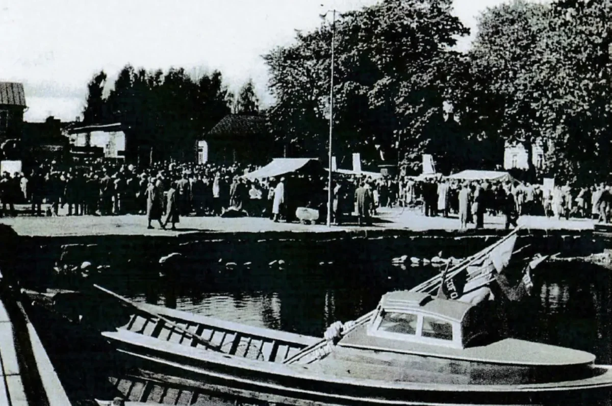 Den första loppmarknaden på Fisketorget i Ekenäs (foto: arkiv)