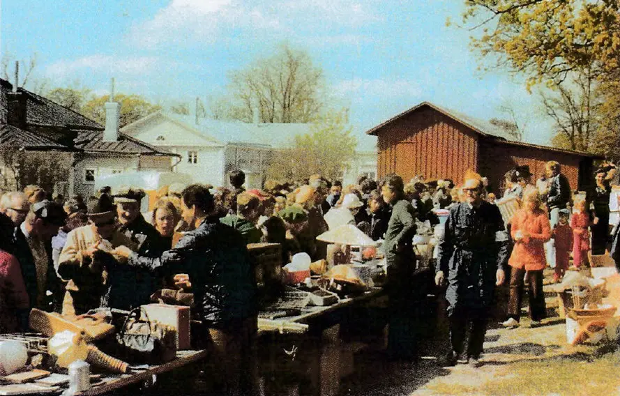 Loppmarknaden i maj 1974 hölls på gårdsplanen invid nuvarande Snåresalen (foto: arkiv)