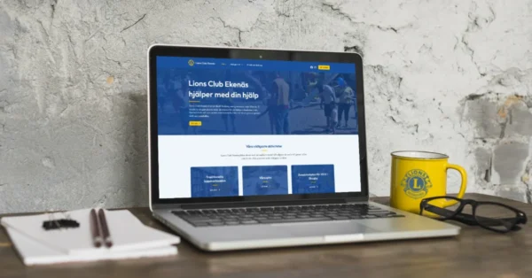 Lions Club Ekenäs nya hemsida visas på skärmen av en bärbar dator (foto: Jan N)