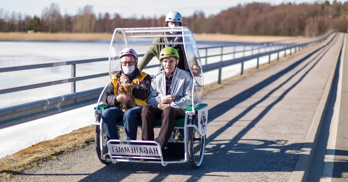 Lions Club Ekenäs r.f donerar El-Riksha till Hagahemmet (foto: Andreas Holmström)