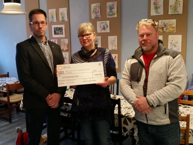 Lions Club Ekenäs rf överräcker 1000 euro till Vänstugan i Ekenäs r.f. och dess verksamhet (foto: Tommy Öhberg)